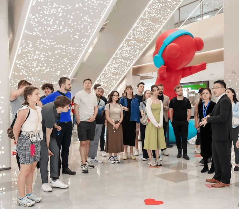 Glopen leading a group tour to explore the China e-commerce industry in Hangzhou
